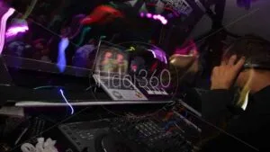 Photographie table de mixage et DJ