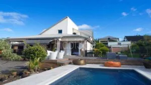 Photo immobilière de villa avec piscine