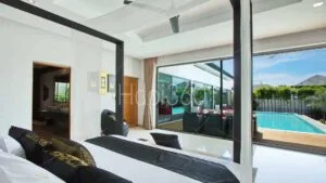 Chambre avec vue sur piscine